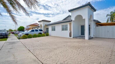 9102 NW 112th St in Hialeah, FL - Building Photo - Building Photo