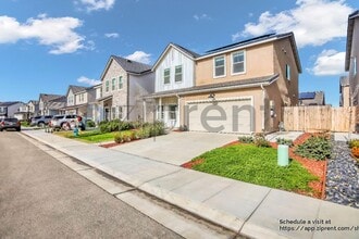 823 Blue Oak Lane W in Madera, CA - Building Photo - Building Photo