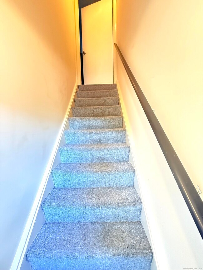 36 Landin St in Woodbridge, CT - Foto de edificio - Building Photo