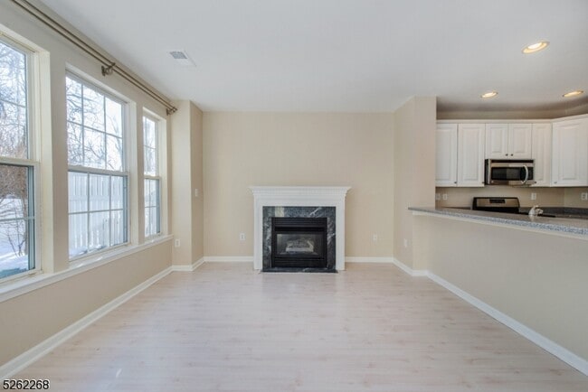 228 Riverwalk Way in Clifton, NJ - Building Photo - Building Photo