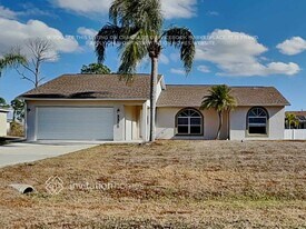 2252 S Chamberlain Blvd in North Port, FL - Building Photo