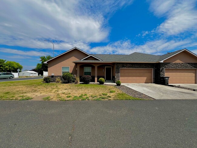8000 Westbrook Ave in Yakima, WA - Building Photo - Building Photo