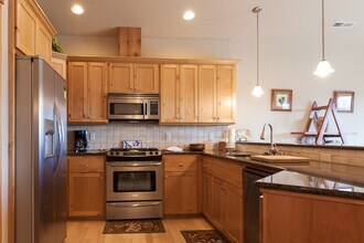 115 Ingram Place in White Salmon, WA - Building Photo - Building Photo
