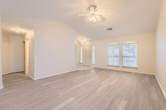 716 Scheel Rd in Kyle, TX - Foto de edificio - Building Photo