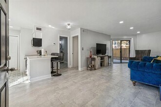 8742 Mallard Reserve Dr in Tampa, FL - Building Photo - Building Photo