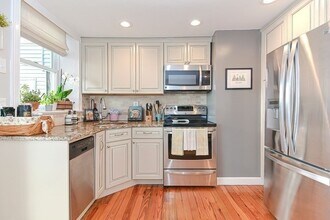 205 Webster St in Boston, MA - Building Photo - Building Photo