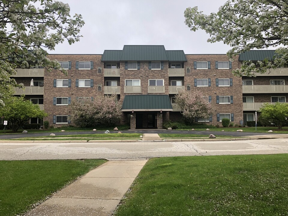 675 Grove Terrace in Elk Grove Village, IL - Building Photo