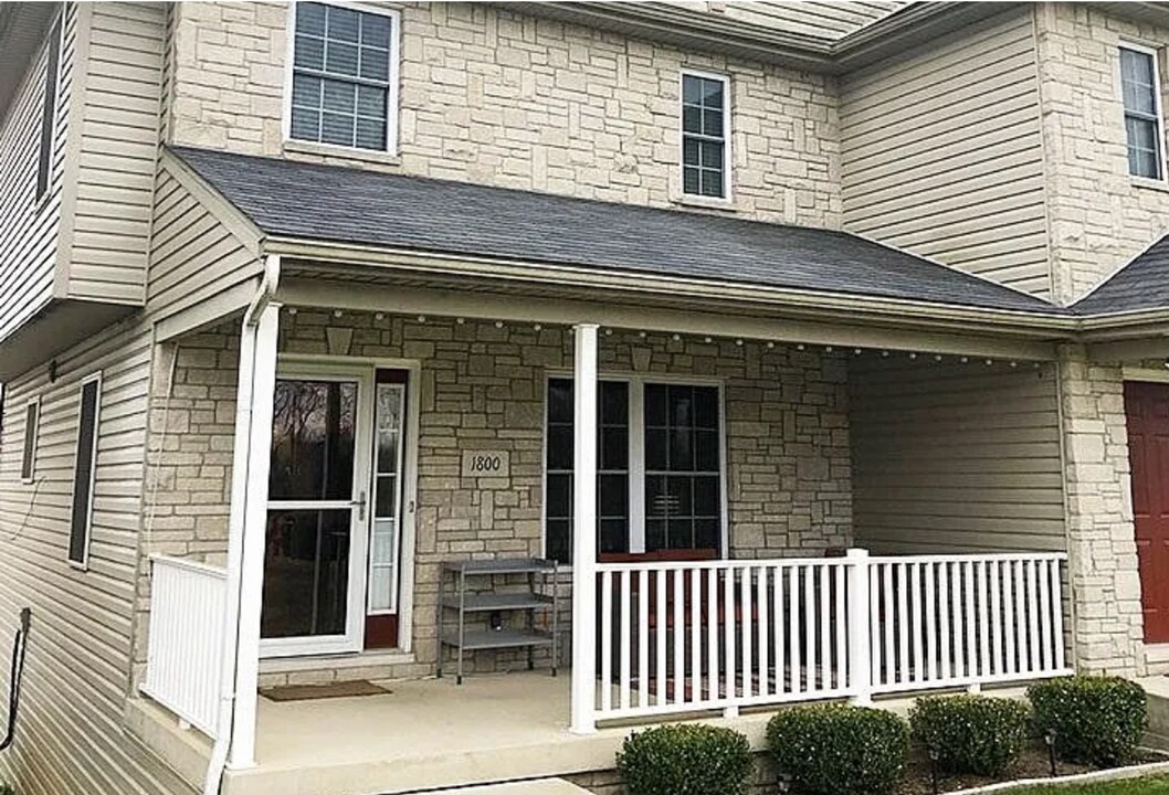 1800 W Sunstone Dr in Bloomington, IN - Building Photo