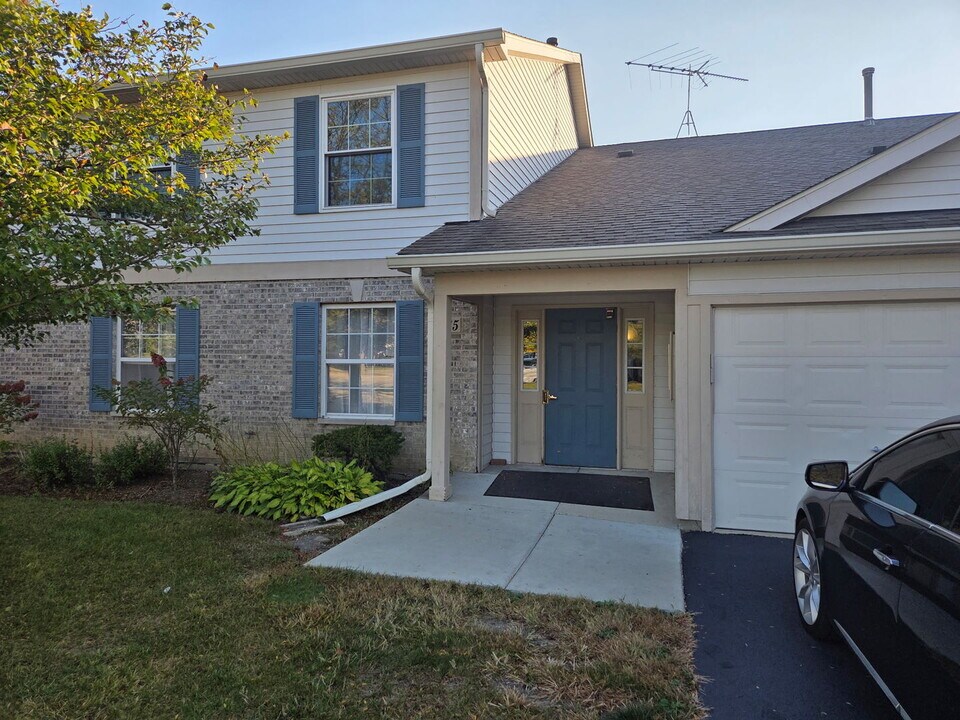 1065 N Village Dr in Round Lake Beach, IL - Foto de edificio