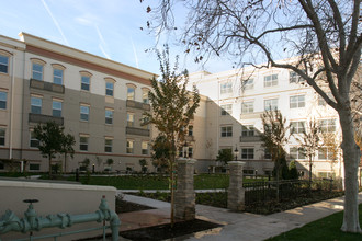 Sycamore Senior Apartments, LP in Oxnard, CA - Foto de edificio - Building Photo