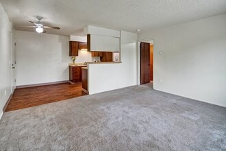 Rancho Tudor in Anchorage, AK - Foto de edificio - Building Photo