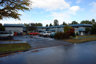 The Glen Villa Apartments in Salem, OR - Building Photo - Building Photo