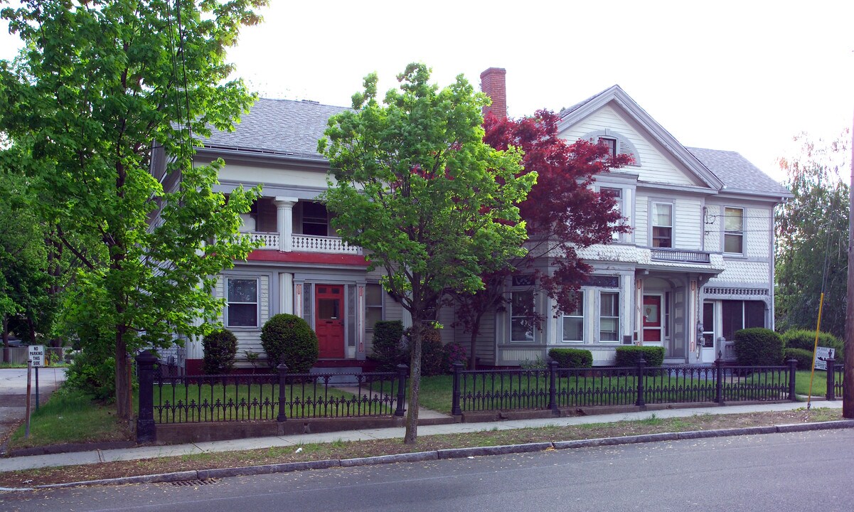 111 Springfield St in Chicopee, MA - Foto de edificio