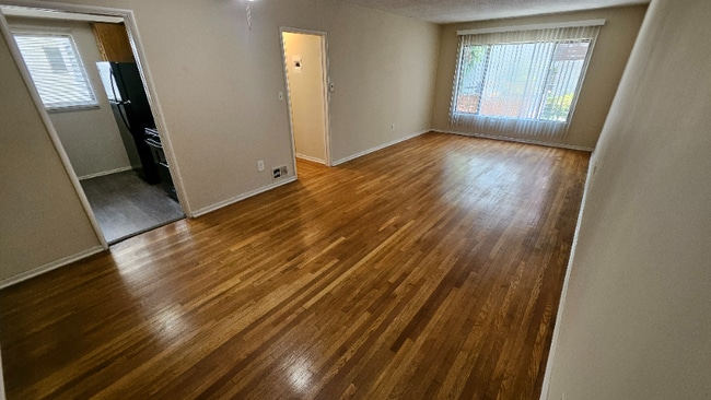 8315 Clinton Ave in West Hollywood, CA - Building Photo - Building Photo