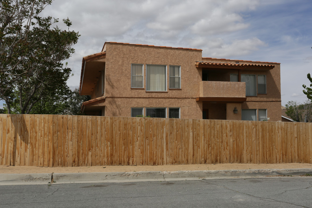 7488 Apache Trl in Yucca Valley, CA - Building Photo