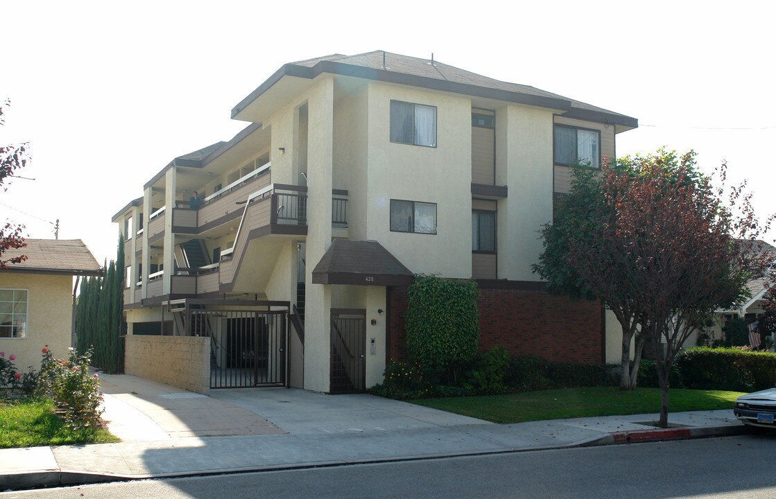 420 Raleigh St in Glendale, CA - Foto de edificio