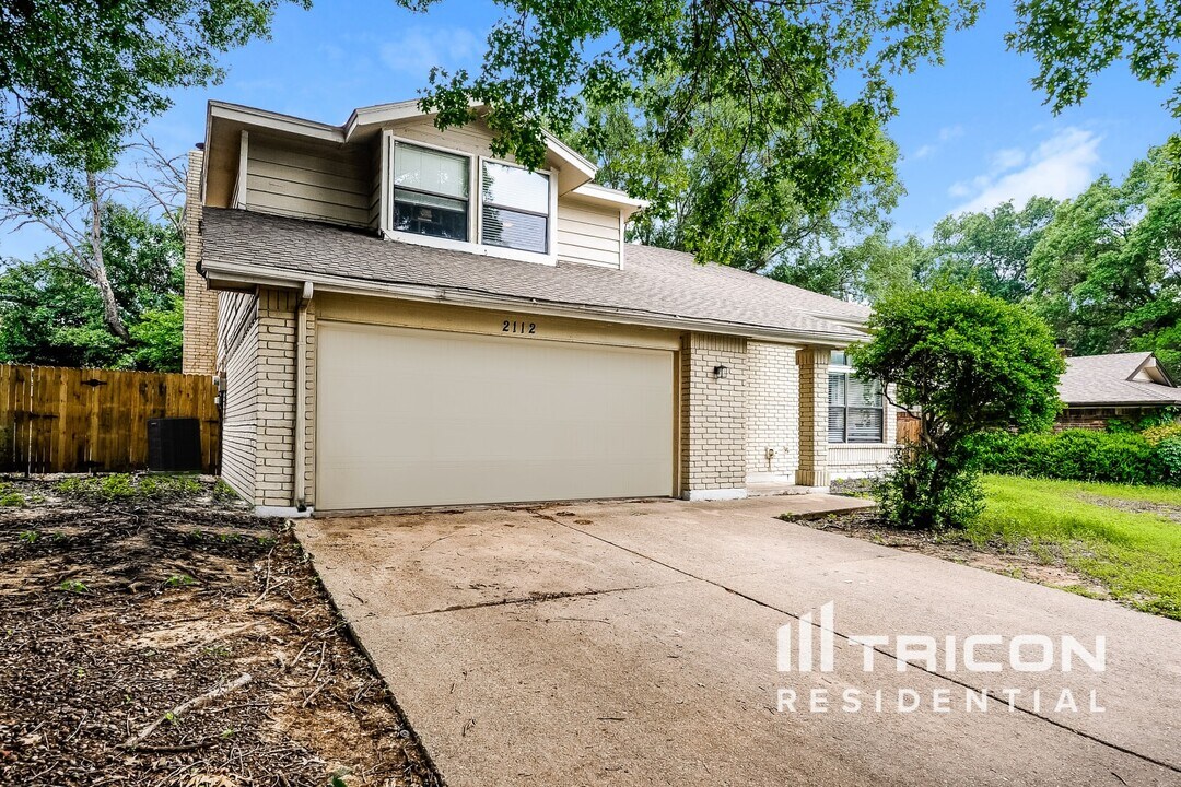 2112 Churchill Downs Dr in Arlington, TX - Building Photo