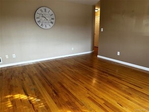 15 Shari Ct in Hicksville, NY - Building Photo - Building Photo