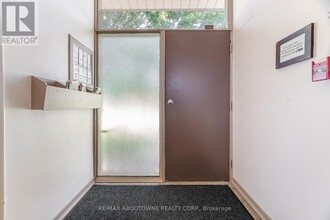 2344-2344 Queensway Dr in Burlington, ON - Building Photo - Building Photo