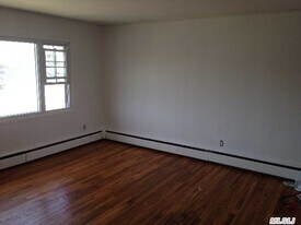 6 Riviera Pkwy, Unit 1st Floor in Lindenhurst, NY - Building Photo