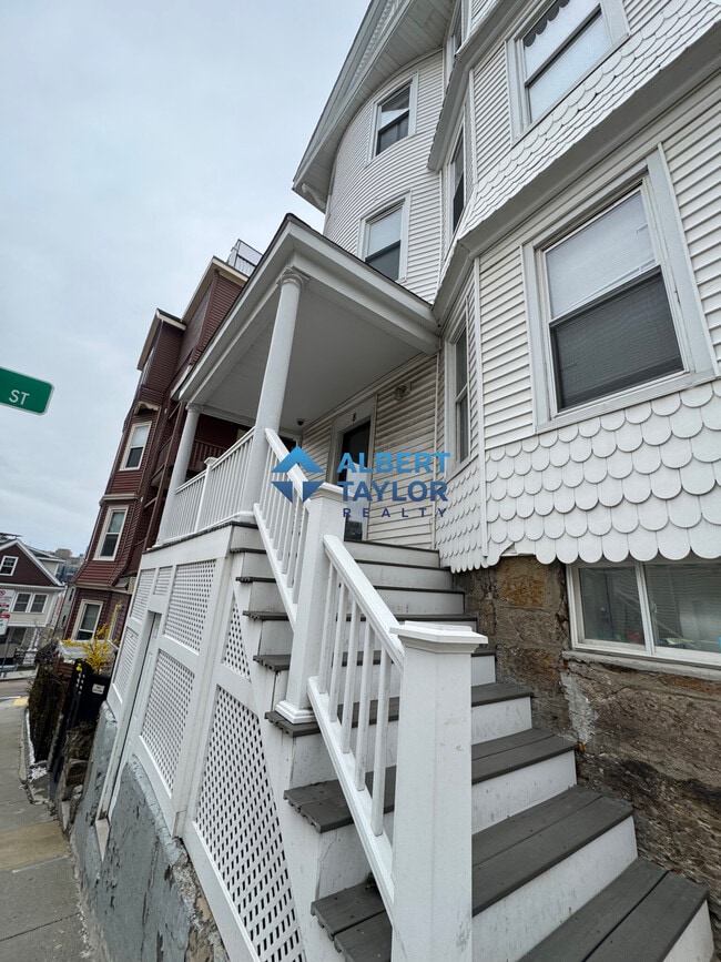 8 Sunset St, Unit 1