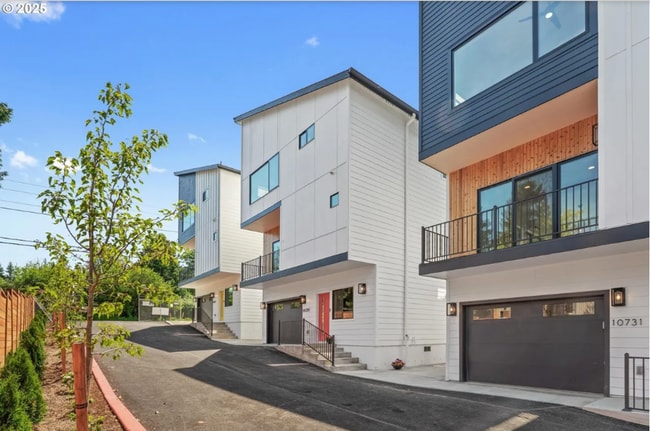 10729 NE Fremont St in Portland, OR - Building Photo - Building Photo