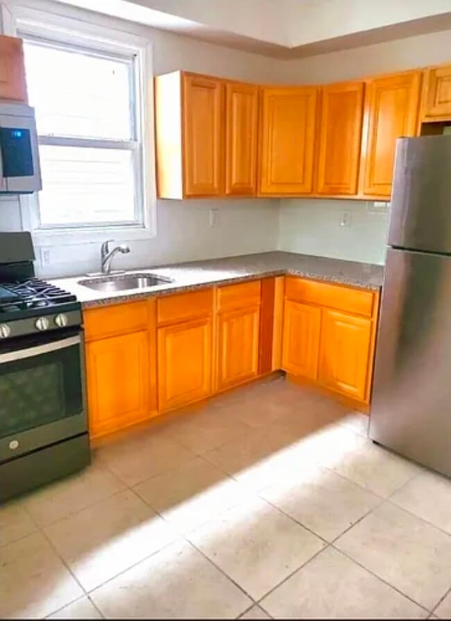 36 Yates Ave, Unit 2nd floor in Newark, NJ - Building Photo - Building Photo