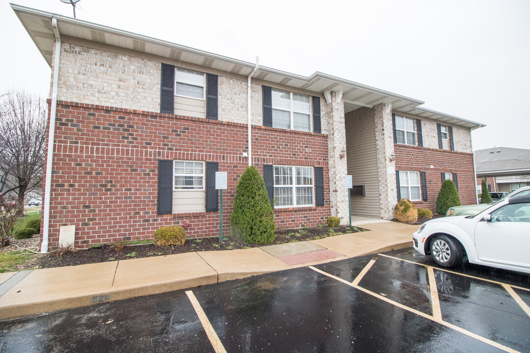 406 S Church St in St. Peters, MO - Foto de edificio