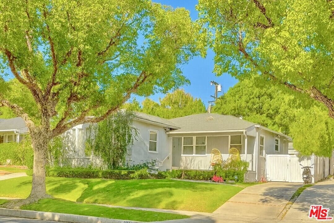 2036 Hillsboro Ave in Los Angeles, CA - Building Photo