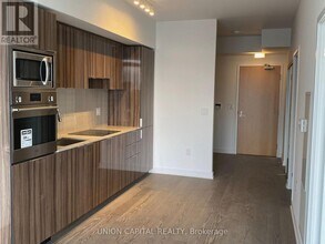 11 Wellesley St W in Toronto, ON - Building Photo - Building Photo