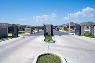 Union Square Apartments in Edinburg, TX - Foto de edificio - Building Photo