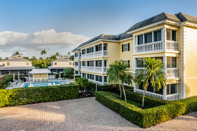 The Colonade Club in Naples, FL - Foto de edificio - Building Photo