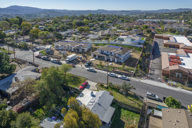 2345 Cranston Dr in Escondido, CA - Foto de edificio - Building Photo