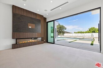 16851 Encino Hills Dr in Los Angeles, CA - Building Photo - Building Photo