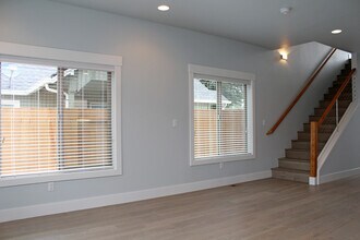 827 NW Victoria Ave in Gresham, OR - Building Photo - Building Photo