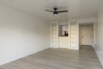 10075 Westpark Dr in Houston, TX - Building Photo - Building Photo