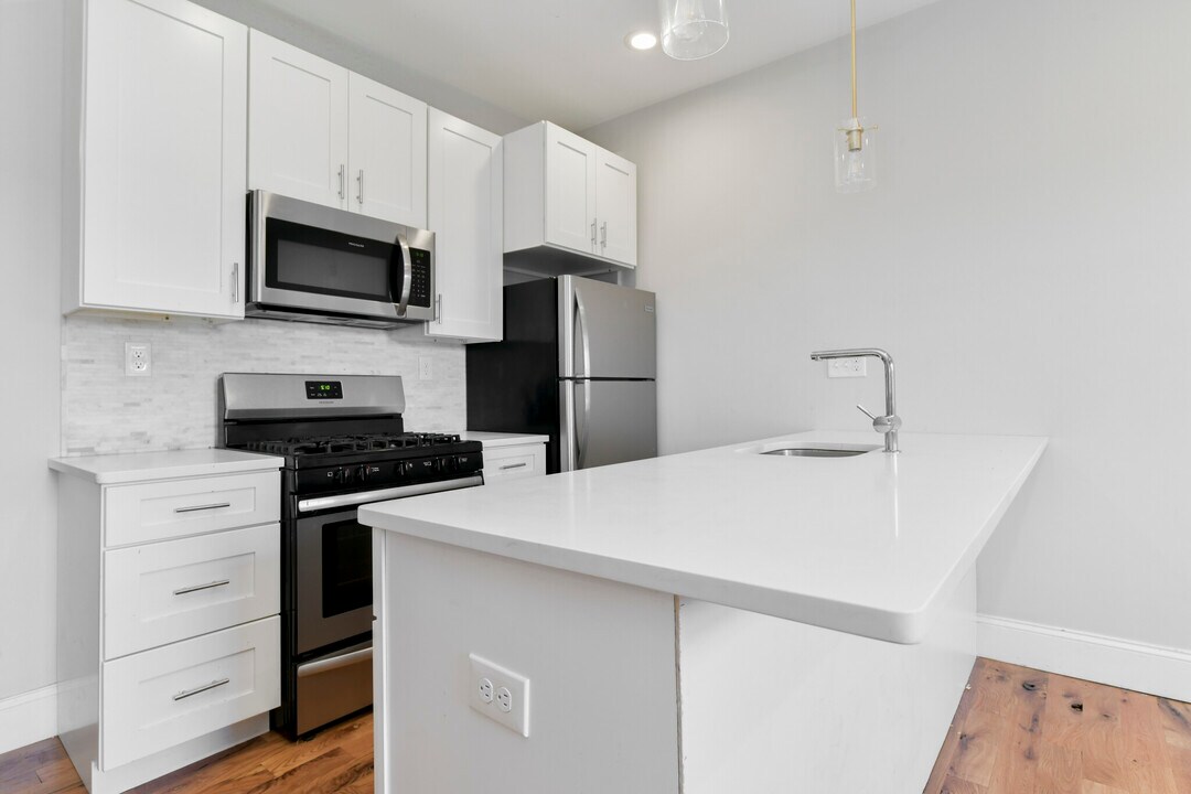 128 Bremen St in Boston, MA - Building Photo