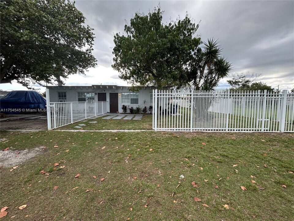 22030 SW 122nd Ave in Goulds, FL - Building Photo