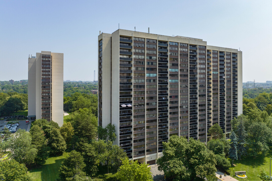 55-65 Wynford Heights Cres in Toronto, ON - Building Photo