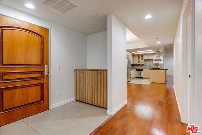 1138 Serrano Ave in Los Angeles, CA - Foto de edificio - Building Photo