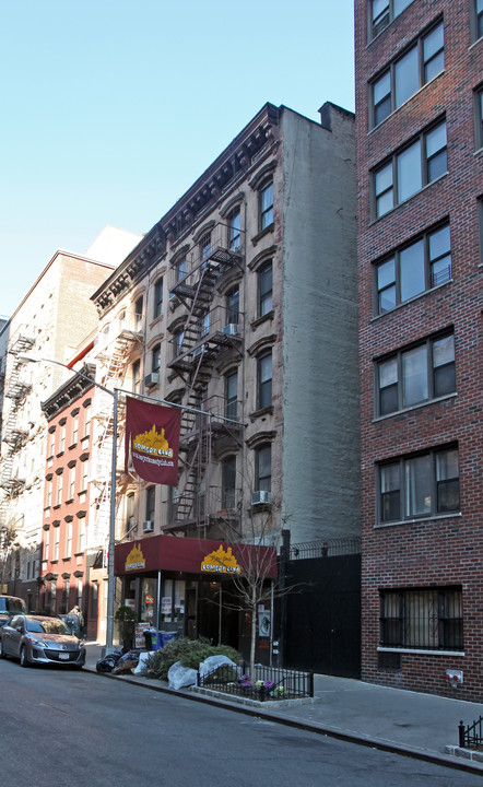 241 E 24th St in New York, NY - Building Photo