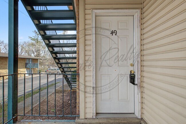 555 N Dupont Ave in Nashville, TN - Foto de edificio - Building Photo