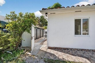 7320 S Waterway Dr in Miami, FL - Building Photo - Building Photo