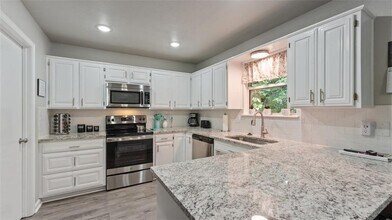 9 E Elvendon Dr in Bella Vista, AR - Building Photo - Building Photo