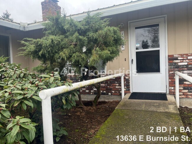 13636 E Burnside St in Portland, OR - Foto de edificio - Building Photo