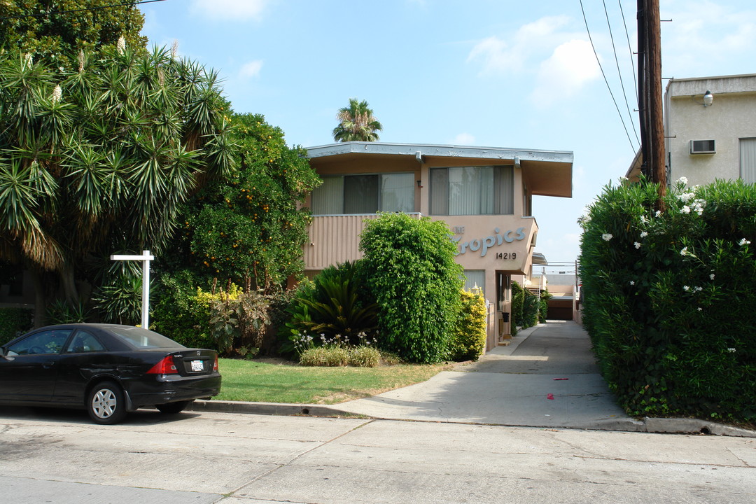 The Tropics in Sherman Oaks, CA - Building Photo