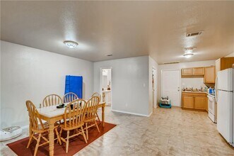 112 E Davilla St, Unit B in Granger, TX - Foto de edificio - Building Photo