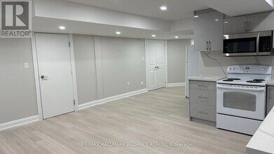 7 Avanti Cres in Hamilton, ON - Building Photo - Building Photo