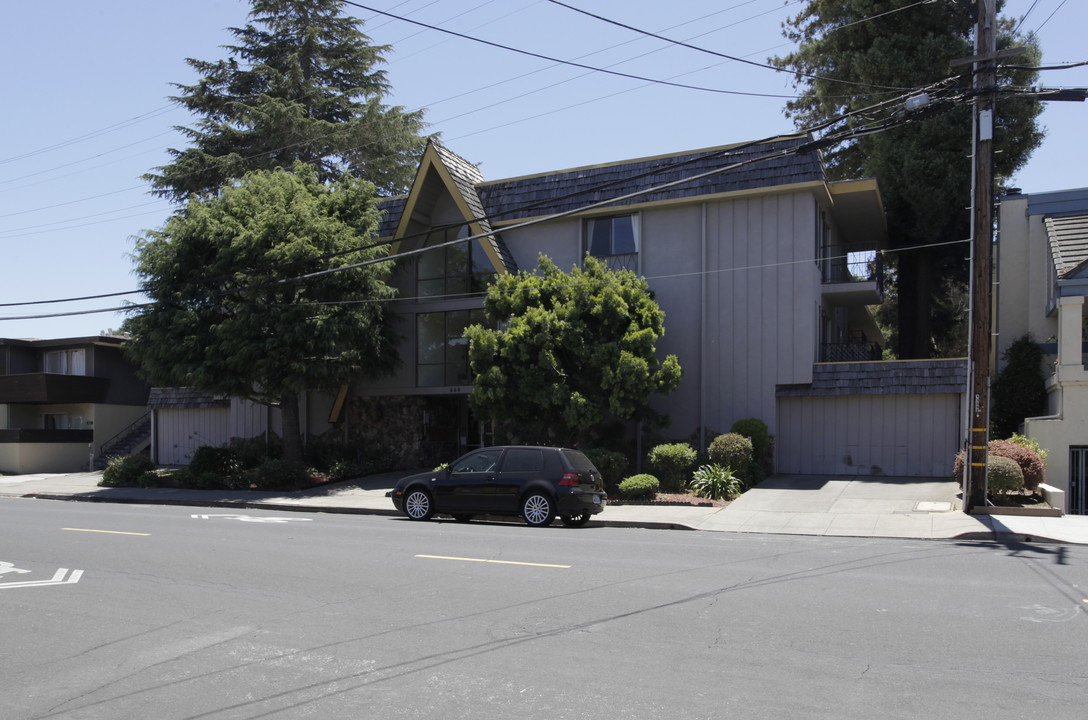 668 Cedar in San Carlos, CA - Foto de edificio