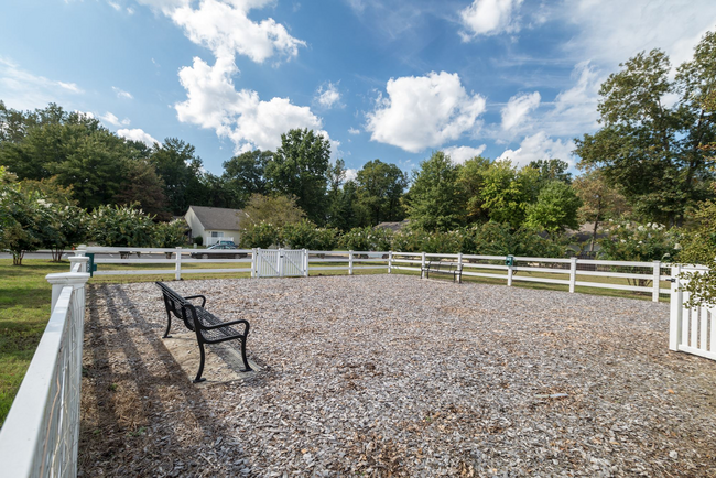 Brookmont Apartments in Waldorf, MD - Foto de edificio - Building Photo